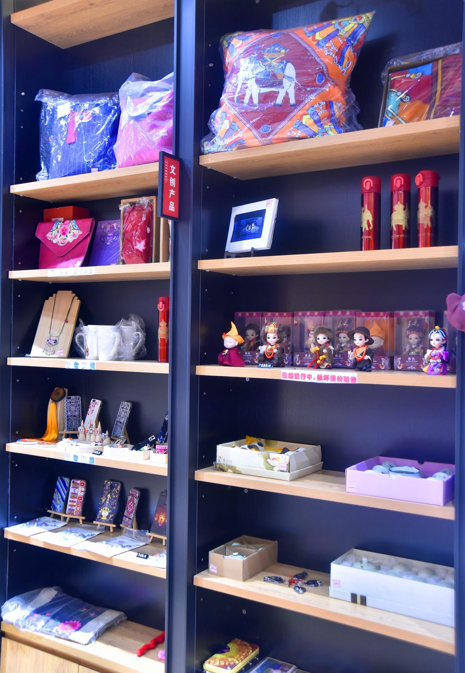 书城藏羌文化文创产品展区