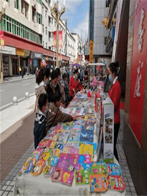 天府书展“送书下乡” ——州新华书店开展送书下乡图书捐赠活动